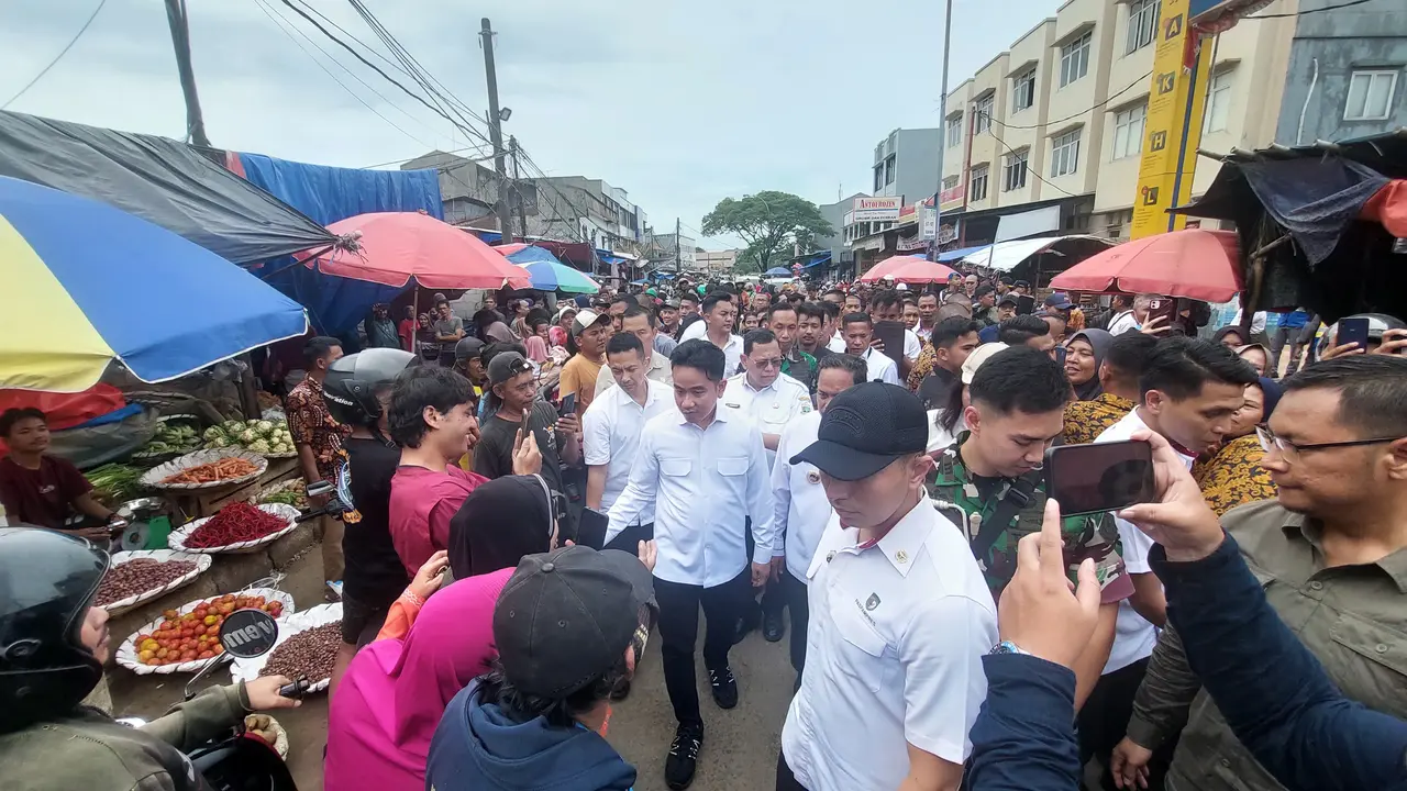 Wakil Presiden (Wapres) RI Gibran Rakabuming Raka meninjau langsung revitalisasi Pasar Anyar, di Kelurahan Sukaasih, Tangerang, Banten, Jumat (24/01/2025).  (Dokumentasi BPMI Setwapres)