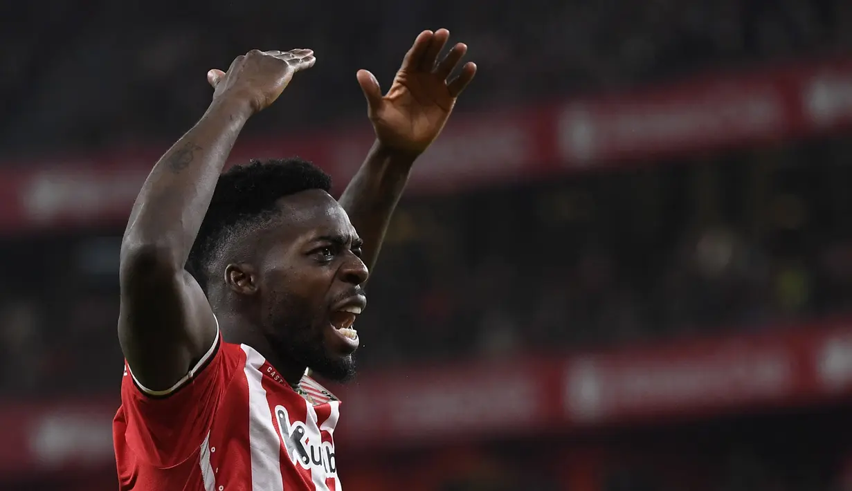 Pemain Athletic Bilbao, Inaki Williams, melakukan selebrasi setelah mencetak gol ke gawang Atletico Madrid pada laga semifinal Copa del Rey di Stadion San Mames, Jumat (1/3/2024). (AFP/Ander Gillenea)