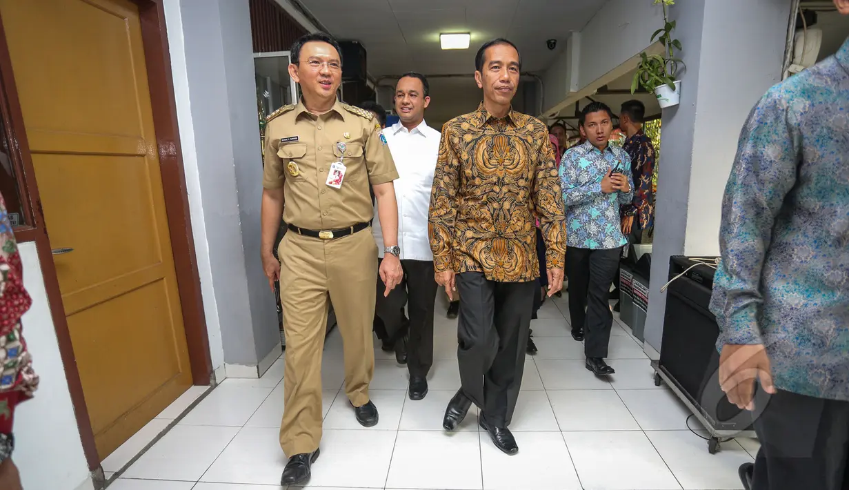 Presiden Joko Widodo (kanan), Mendikbud Anies Baswedan (tengah) dan Gubernur DKI Basuki Tjahaja Purnama (kiri) saat meninjau pelaksanaan Ujian Nasional (UN) di SMA Negeri 2 Jakarta, Selasa (14/4/2015). (Liputan6.com/Faizal Fanani)