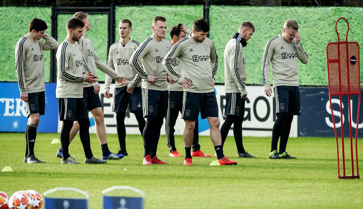 Para pemain Ajax Amsterdam berlatih jelang menjamu Real Madrid pada leg pertama babak 16 besar Liga Champions di De Toekomst di Ouder-Amstel, Amsterdam, Selasa (12/2). (Robin van Lonkhuijsen/ANP/AFP)
