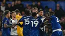 Pemain Chelsea, Trevoh Chalobah dengan pemain Tottenham Hotspur, Rodrigo Bentancur bertengkar dalam laga lanjutan Liga Inggris 2024/2025 yang berlangsung di Stamford Bridge, London, Kamis (03/04/2025) waktu setempat. (AFP/Glyn Kirk)