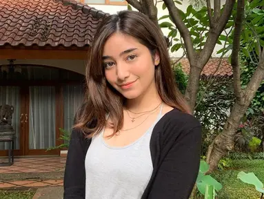 Selain lihai dalam bermain peran, gadis blasteran Indonesia ini juga pandai dalam mempadukan busana. Salah satunya dengan gaya casual.  Menggunakan outer berwarna hitam, gaya simple ala Dannia terlihat menawan. (Liputan6.com/IG/@danniasalsabilla)