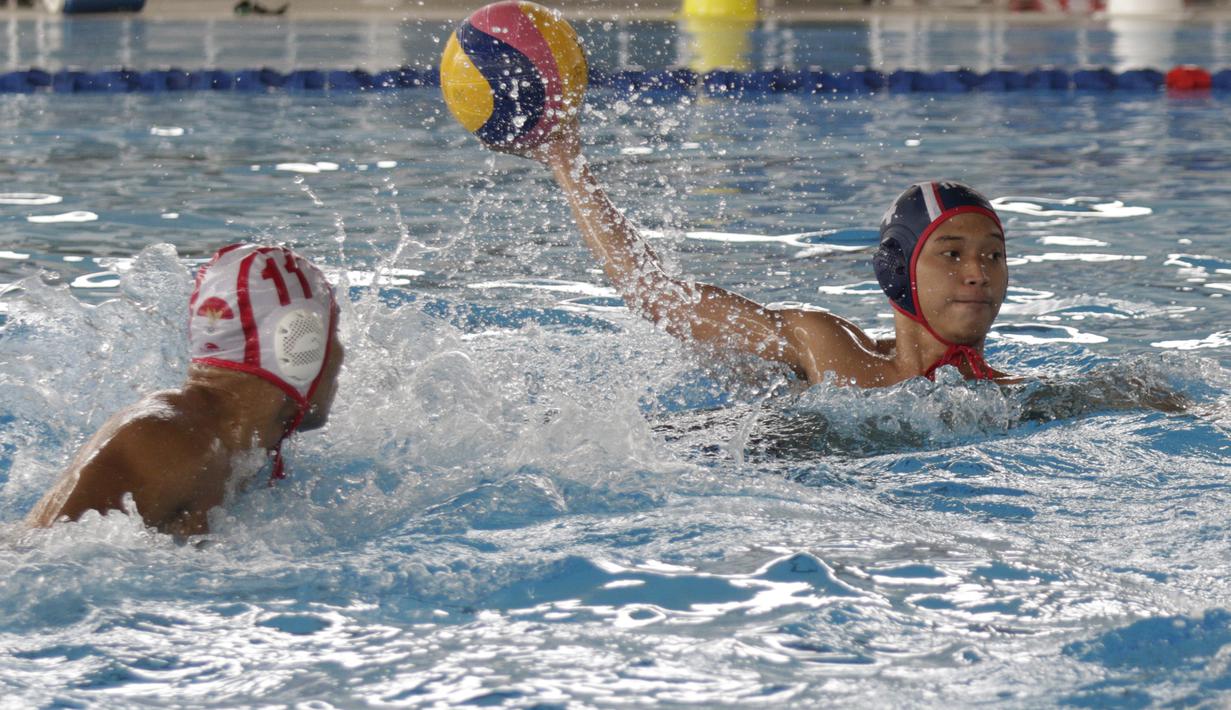 Pemain Timnas Polo Air Indonesia, Made Agung, berusaha memasukkan bola, saat latihan di Stadion Aquatik GBK, Jakarta, Senin (11/11). Para punggawa Timnas Polo air menargetkan medali emas di SEA Games 2019. (Bola.com/M Iqbal Ichsan)