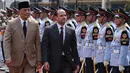 Menteri Pertahanan Republik Indonesia, Sjafrie Sjamsoeddin (kiri) dan Menteri Pertahanan Qatar Sheikh Saoud bin Abdulrahman Al Thani (tengah) memeriksa barisan kehormatan sebelum pertemuan mereka di Kementerian Pertahanan, Jakarta, Selasa 2 Juni 2026. (BAY ISMOYO/AFP)