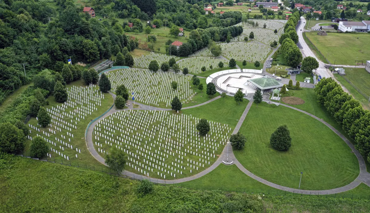 Deretan batu nisan terlihat di pemakaman korban pembantaian Sreberenica, Potocari, Bosnia, 7 Juli 2020. Lebih dari 8.000 muslim Bosnia tewas dalam 10 hari pembantaian setelah kota itu dikuasai pasukan Serbia pada bulan-bulan terakhir perang saudara 1992-1995. (AP Photo/Kemal Softic)
