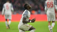 Selebrasi gol pertama Sadio Mane pada leg kedua, babak 16 besar Liga Champions yang berlangsung di Stadion Allianz Arena, Munchen, Kamis (14/3). Liverpool menang 3-1. (AFP/Christof Stache)