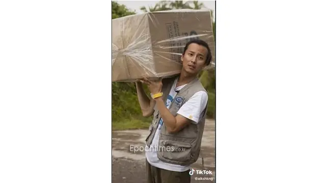 Bukan Editan, Ini 6 Potret Aktor Kim Nam Gil saat Jadi Sukarelawan di Padang