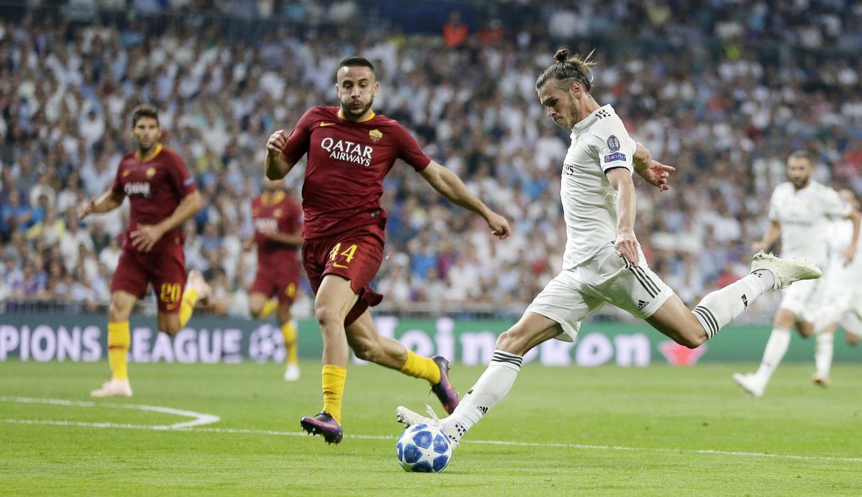 Penyerang Real Madrid, Gareth Bale, melepaskan tendangan ke gawang AS Roma pada laga Liga Champions di Stadion Santiago Bernabeu, Madrid, Rabu (19/9/2018). Real Madrid menang 3-0 atas AS Roma. (AP/Manu Fernandez)