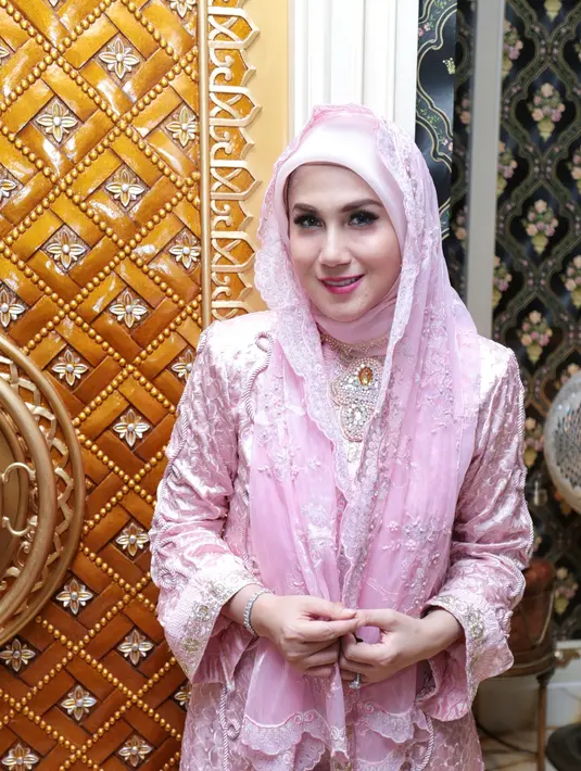 Meski telah dua kali menjalani lebaran tanpa sosok ayah disampingnya, Marini Zumarnis masih merasakan berbeda saat menyambut lebaran. Seperti diketahui, ayah Marini meninggal dunia pada Ramadan tahun lalu. (Adrian Putra/Bitang.com)