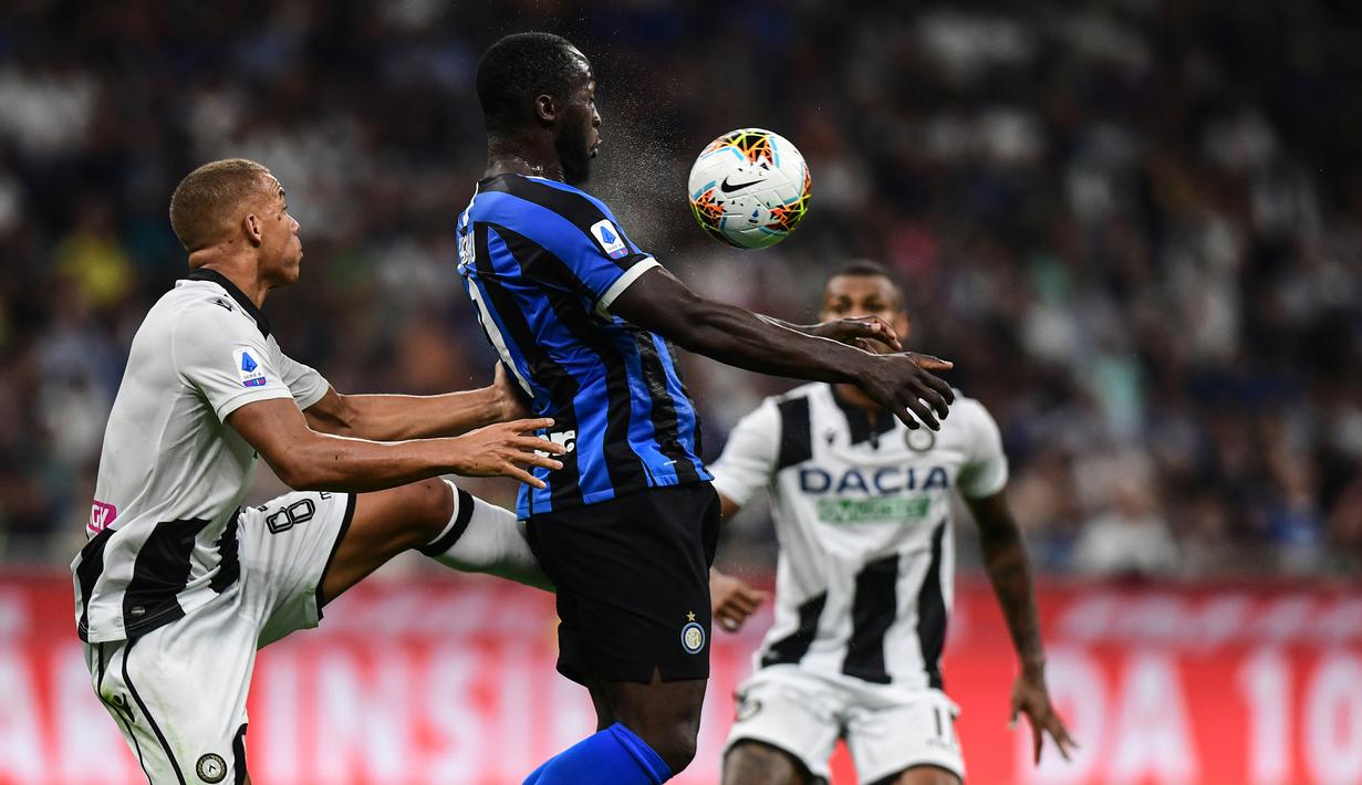Striker Inter Milan, Romelu Lukaku, mengontrol bola saat melawan Udinese pada laga Serie A 2019/20 di Stadion San Siro, Milan, Sabtu (14/9). Inter menang 1-0 atas Udinese. (AFP/Miguel Medina)