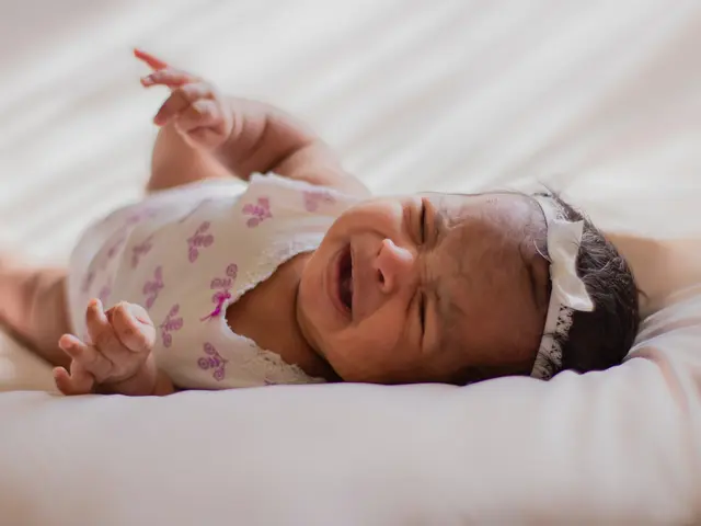 Jangan Panik Berikut 4 Penyebab Dan Cara Mengatasi Bayi Rewel Di Malam Hari Parenting Fimela Com