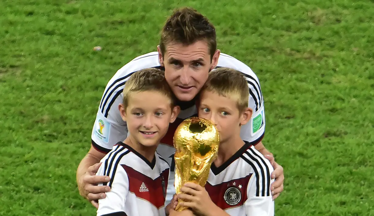 Miroslav Klose. Saat Jerman menjadi juara Piala Dunia 2014 di Brasil usai mengalahkan Argentina 1-0 lewat perpanjangan waktu di partai final, striker Jerman Miroslav Klose yang saat itu berusia 37 tahun menjadi anggota skuad tertua yang dibawa pelatih Joachim Loew. Meski tak mencetak gol di laga final, Miroslav klose total membuat 2 gol sepanjang turnamen dan akhirnya memegang rekaor sebagai pencetak gol terbanyak sepanjang Piala Dunia yang diikuti dengan raihan 16 gol, melewati raihan striker Brasil, Ronaldo dengan 15 gol. (AFP/Nelson Almeida)