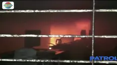 Gudang Indihome di Tanjung Priok, Jakarta Utara, kebakaran, karyawan yang sedang kerja malam berusaha padamkan api dengan peralatan seadanya.