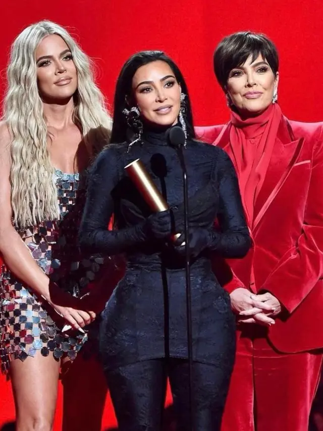 Tampilan Serba Hitam Kim Kardashian di People’s Choice Awards, Sabet Penghargaan Fashion Icon