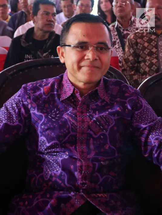 Bupati Banyuwangi Abdullah Azwar Anas saat menghadiri penutupan Jelajah Kebangsaan di Stasiun Banyuwangi, Jawa Timur, Jumat (22/2). Jelajah Kebangsaan dimulai di Stasiun Merak dan berakhir di Stasiun Banyuwangi. (Liputan6.com/JohanTallo)