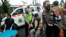 <p>Polisi membawa seorang korban gempa menggunakan kursi roda di RSUD Cimacan, Cianjur, Jawa Barat, Senin (21/11/2022). Hingga berita ini ditulis, Bupati Cianjur Herman Suherman menyebut jumlah korban meninggal akibat gempa magnitudo 5,6 yang mengguncang Cianjur sudah mencapai 56 orang dan 700 lebih lainnya luka-luka. (merdeka.com/Arie Basuki)</p>