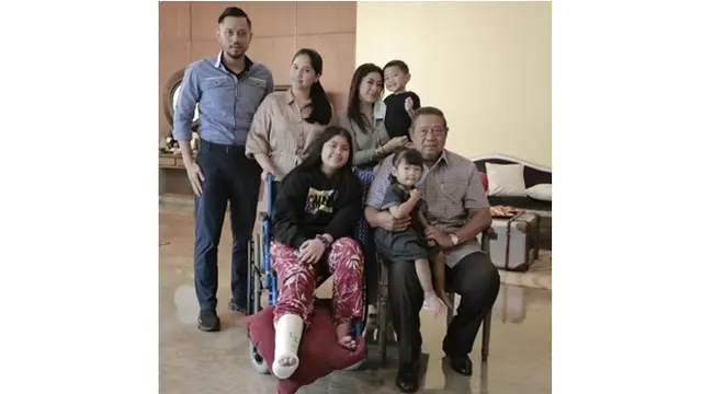 Selama belum bisa berjalan normal, putri AHY dan Annisa Pohan menggunakan kursi roda untuk ke mana-mana.