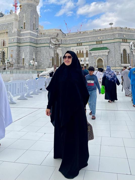 Mengenakan gamis dan hijab berwarna hitam, Meggy Wulandari tampak sangat cantik dan anggun. Banyak tempat bersejarah peninggalan Rasulullah yang juga dikunjungi oleh mantan istri Kiwil tersebut.
(Liputan6.com/IG/@meggywulandari_real)