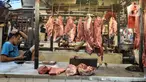Pedagang daging sapi menunggu pembeli di Pasar Senen, Jakarta Pusat, Selasa (31/5/2022). Maraknya kasus penyakit mulut dan kuku (PMK) pada hewan ternak seperti sapi dan kambing sejak beberapa waktu lalu, serta ditambah masih tingginya harga berimbas pada merosotnya penjualan daging di Pasar Senen hingga 50 persen. (merdeka.com/Iqbal S. Nugroho)