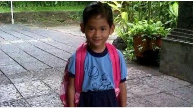  Kepala Sekolah Dasar Negeri 12 Sanur, Bali, I Ketut Ruta mengaku pernah akan mengadopsi Angeline saat masih hidup. Itu dilakukan lantaran bocah malang itu dinilainya berasal dari keluarga tak mampu.