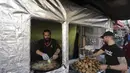 Warga Palestina membuat falafel, makanan yang disukai untuk berbuka puasa, selama bulan suci Ramadhan di pusat kota Hebron di Tepi Barat yang diduduki (9/4/2022). Makanan ini dibuat dari kacang Arab yang digiling dan kemudian dipadatkan dan dibuat bola-bola kecil lalu digoreng. (AFP/Hazem Bader)