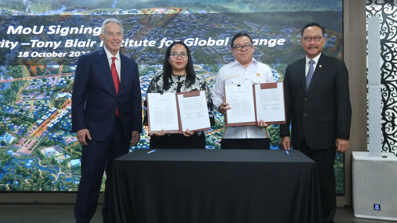 Tony Blair, founder dan Executive Chairman Tony Blair Institute for Global Change Indonesia dan Bambang Susantono, Kepala Otorita Ibu Kota Nusantara (OIKN) menyaksikan penandatanganan MoU pengembangan riset dan inovasi. (Arief/Liputan6.com)