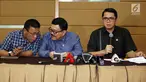  Anggota Pansus Hak Angket KPK, Arteria Dahlan (kanan) memberi keterangan pers di Jakarta, Senin (20/9). Pansus Hak Angket KPK membeberkan temuan terkait pengadaan alat berat yang diduga dilakukan Ketua KPK Agus Rahardjo. (Liputan6.com/Johan Tallo)