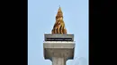 Patung lidah api di puncak monas terlihat kotor karena tak pernah dibersihkan, Jakarta, Sabtu (25/10/14). (Liputan6.com/Miftahul Hayat)