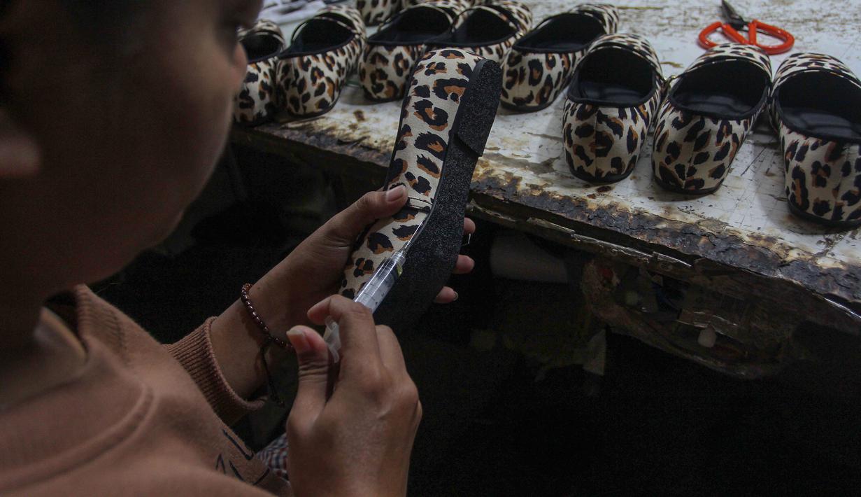 Untuk diketahui, sebagai langkah untuk memperkuat sektor riil, pemerintah menargetkan penyaluran Kredit Usaha Rakyat (KUR) bagi 2,3 juta pelaku Usaha Mikro, Kecil, dan Menengah (UMKM). Tampak dalam foto, pekerja saat menyelesaikan pembuatan sandal wanita di pabrik rumahan Pesan Sepatu Indonesia, Setu, Tangerang Selatan, Banten, Jumat (7/11/2025). (merdeka.com/Arie Basuki)