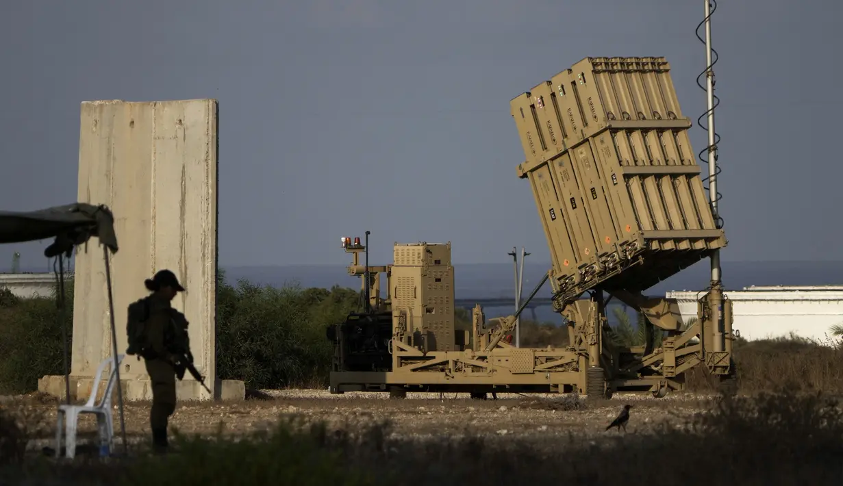 Sebuah baterai sistem rudal pertahanan Iron Dome Israel dikerahkan untuk mencegat tembakan roket dari Jalur Gaza di Ashkelon, Israel, 7 Agustus 2022. Pada hari Sabtu, serangan udara Israel menewaskan Khaled Mansour seorang komandan senior di kelompok militan Palestina, Jihad Islam. (AP Photo/Ariel Schalit)