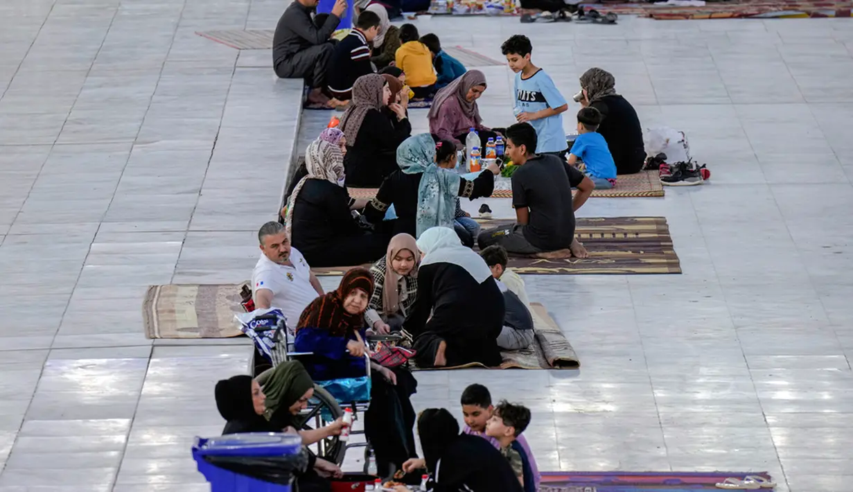 Namun untuk tahun ini, ada sebagian warga Irak yang terpaksa melaluinya dengan keterbatasan karena krisis mata uang di negara tersebut. (AP Photo/Hadi Mizban)