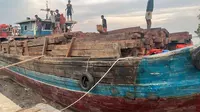 Kapal dan barang bukti ilegal logging di Kepulauan Meranti yang disita Polda Riau. (Liputan6.com/M Syukur)