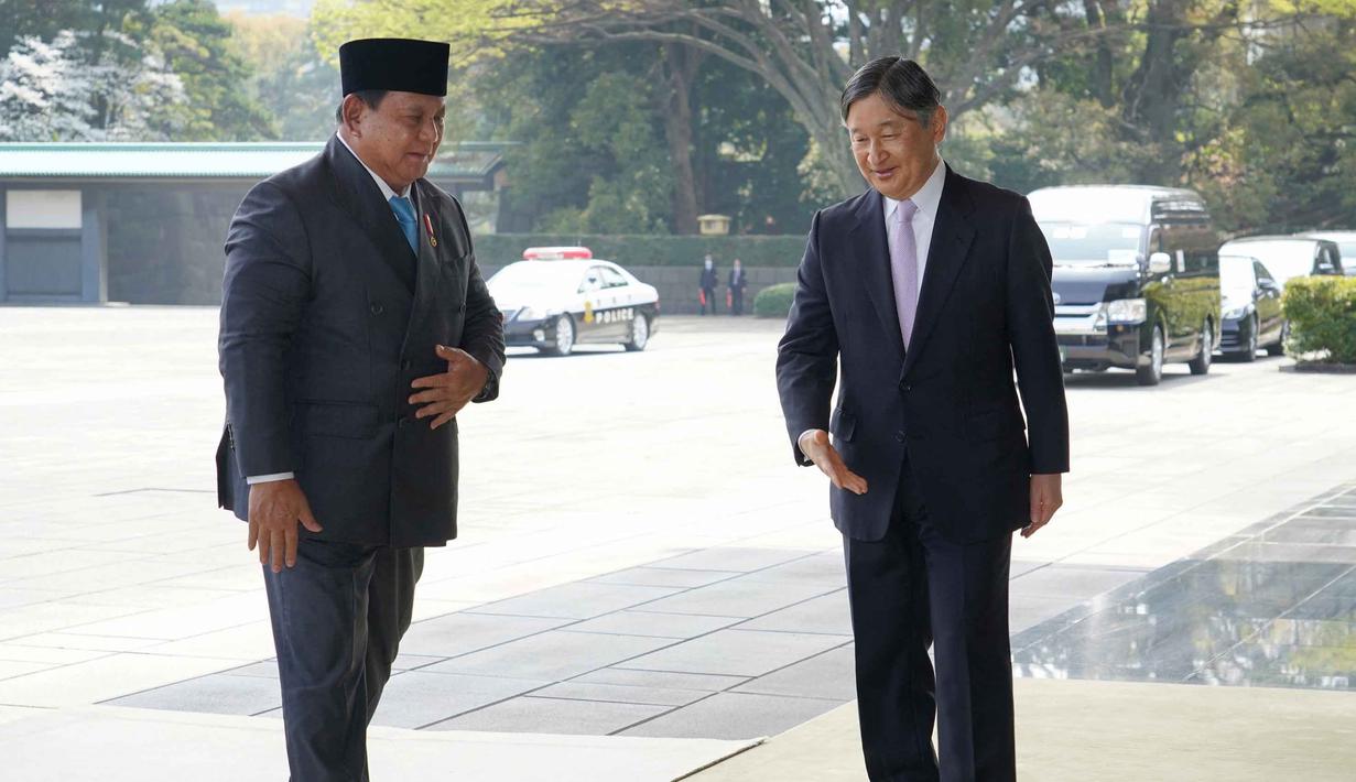 Kunjungan Presiden Prabowo pun diharapkan membuka peluang kolaborasi baru yang saling menguntungkan, serta memperkokoh kemitraan Indonesia dan Jepang. Tampak dalam foto, Presiden Republik Indonesia Prabowo Subianto (kiri) disambut oleh Kaisar Jepang Naruhito di Istana Kekaisaran, Tokyo, pada Senin 30 Maret 2026. (Kazuhiro NOGI/AFP)