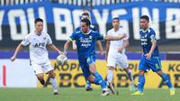 Pemain Persib Bandung, Ezra Walian (tengah) saat melawan Persik Kediri pada laga BRI Liga 1 2022/2023 di Stadion Pakansari, Bogor, Rabu (8/3/2023). (Bola.com/M Iqbal Ichsan)