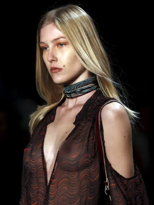 Model mengenakan busana koleksi Lilly Sarti saat Sao Paulo Fashion Week, Sao Paulo , Brasil , 25 April 2016. Sao Paulo Fashion Week  kali para model mengenakan busana yang Transparan.  (REUTERS / Paulo Whitaker)