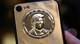 Sebuah iPhone 7 edisi khusus dengan potret muka Donald Trump di Moskow, Rusia, 14 November 2016. Tak hanya menyertakan wajah Trump pada perangkat, di bagian kover belakang iPhone mewah itu juga tertulis nama lengkap Donald John Trump. (Vasily Maximov/AFP)