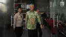 Gubernur Jawa Tengah Ganjar Pranowo berjalan keluar usai diperiksa di gedung KPK, Jakarta, Selasa (4/7). Mantan Wakil Ketua Komisi II DPR itu diperiksa sebagai saksi untuk kasus dugaan korupsi proyek pengadaan e-KTP. (Liputan6.com/Helmi Afandi)