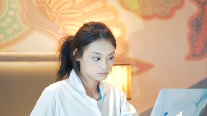 Gege Elisa tanpa makeup (Sumber: YouTube/The F Thing)