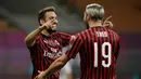 Gelandang AC Milan, Hakan Çalhanoğlu (kiri) berselebrasi dengan rekannya Theo Hernandez usai mencetak gol ke gawang Bologna pada pertandingan lanjutan Liga Serie A Italia di stadion San Siro di Milan, Italia, Sabtu, (18/7/2020). AC Milan menang telak 5-1 atas Bologna. (AP Photo/Luca Bruno)