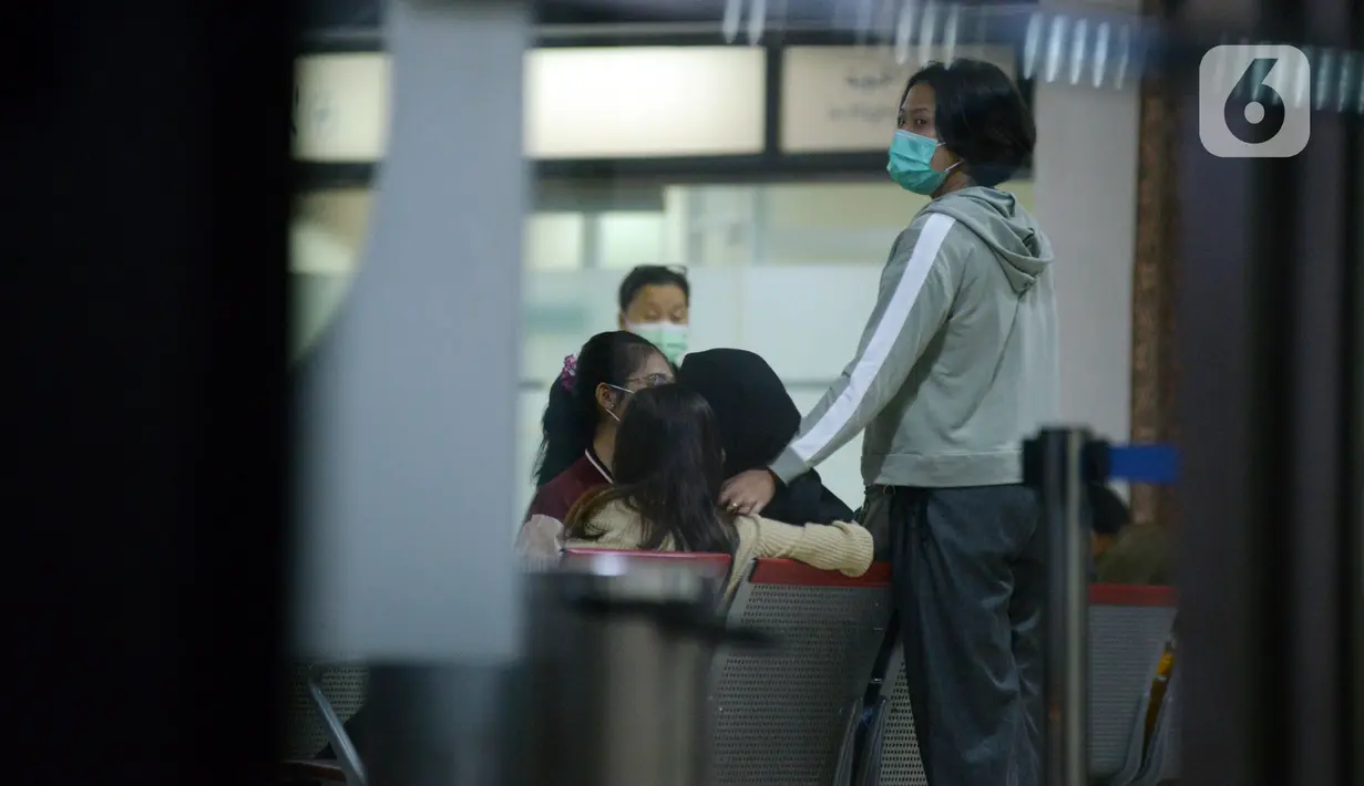 Keluarga penumpang dan kru menunggu informasi di Posko Crisis Center Sriwijaya Air SJ-182, Terminal 2D Bandara Soekarno-Hatta, Tangerang, Banten, Sabtu (9/1/2021). Sriwijaya Air SJ-182 diduga jatuh di perairan Kepulauan Seribu. (merdeka.com/Imam Buhori)