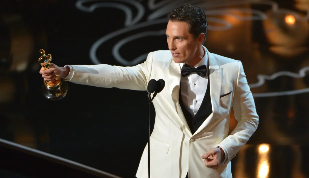 Aktor berkebangasaan Amerika Serikat, Matthew McConaughey meraih piala Oscar 2014 kategori aktor terbaik atau Pemeran Utama Pria Terbaik dalam film "Dallas Buyers Club". (Photo by John Shearer/Invision/AP)