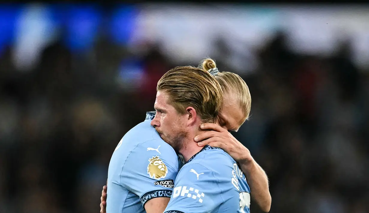 Pemain Manchester City, Kevin De Bruyne berpelukan dengan Erling Haaland setelah laga pekan ke-37 Liga Inggris 2024/2025 melawan Bournemouth di Etihad Stadium, Manchester, Inggris, Selasa (21/05/2025) waktu setempat. (AFP/Paul Ellis)