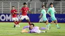 <p>Pemain Timnas Indonesia U-20, Arkhan Kaka berusaha mencetak gol ke gawang Timnas China U-20 pada laga persahabatan yang berlangsung di Stadion Madya, Senayan, Jakarta, Jumat (22/03/2024). (Bola.com/Abdul Aziz)</p>