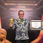 Wali Kota Cilegon Helldy Agustian menunjukkan penghargaan Cakupan Kesehatan Semesta atau Universal Health Coverage (UHC) Kategori Madya.