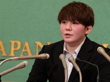 Rina Gonoi (23), mantan perwira SDF Jepang, mengambil bagian dalam konferensi pers di National Press Club di Tokyo, Senin (30/1/2023). Mantan Pasukan Bela Diri Darat Jepang (GSDF), yang dilecehkan secara seksual oleh rekan-rekannya, mengatakan pada 30 Januari dia menggugat pemerintah dan para pelaku atas permintaan maaf dan perlakuan buruk yang "dangkal" yang dia terima. (Richard A. Brooks / AFP)