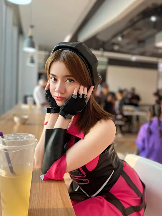 Baru-baru ini Kayess tampil dalam sebuah kostum dari karakter Kapella dalam game Free Fire. Bagi penggemar game ini tentu melihat kostumnya langsung sudah paham dengan warna pink dan hitam dari busana yang ia kenakan. Tampil keren, penampilannya ini pun tetap terlihat imut dengan berbagai pose yang ia abadikan. (Liputan6.com/IG/@ewkharis)
