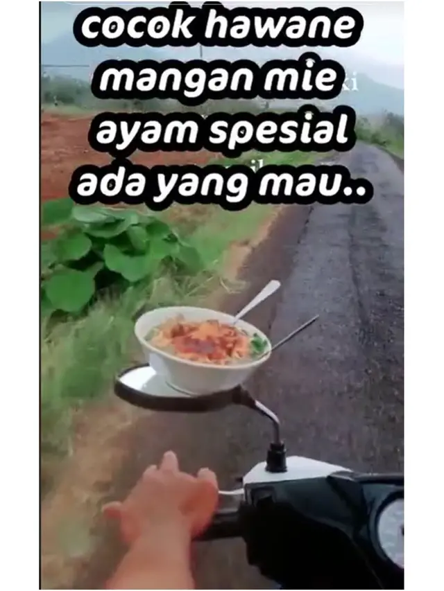 6 Barang Nyeleneh Dibawa Warganet saat Ikuti Tren Viral Es Teh di Spion Motor