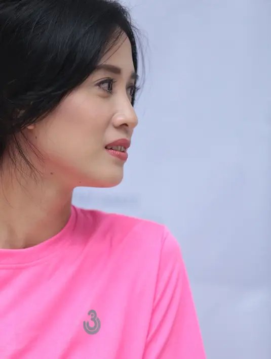 "Pertama aku suka banget sama karya-karyanya Monty Tiwa dan begitu tahu sutradara adalah dia wah mau banget. Trus apalagi ketika tahu kang Soleh ikitan direct tambah mau," kata Fanny di kantor Rapi Films, Jumat (8/12/2017). (Adrian Putra/Bintang.com)