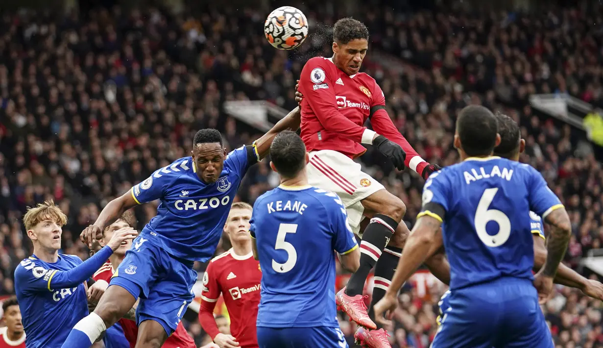 Raphael Varane - Manchester United harus menelan pil pahit lantaran bek andalannya ini mengalami cedera saat membela Timnas Prancis di Final UEFA Nations League. Pada laga melawan Spanyol tersebut, Varane ditarik keluar pada menit ke-43 dan digantikan Dayot Upamecano. (AP/Dave Thompson)