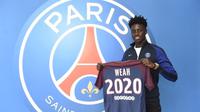 PSG mengontrak Timothy Weah hingga 2020. Timothy Weah merupakan anak mantan peraih Ballon d'Or, George Weah. (dok. PSG)